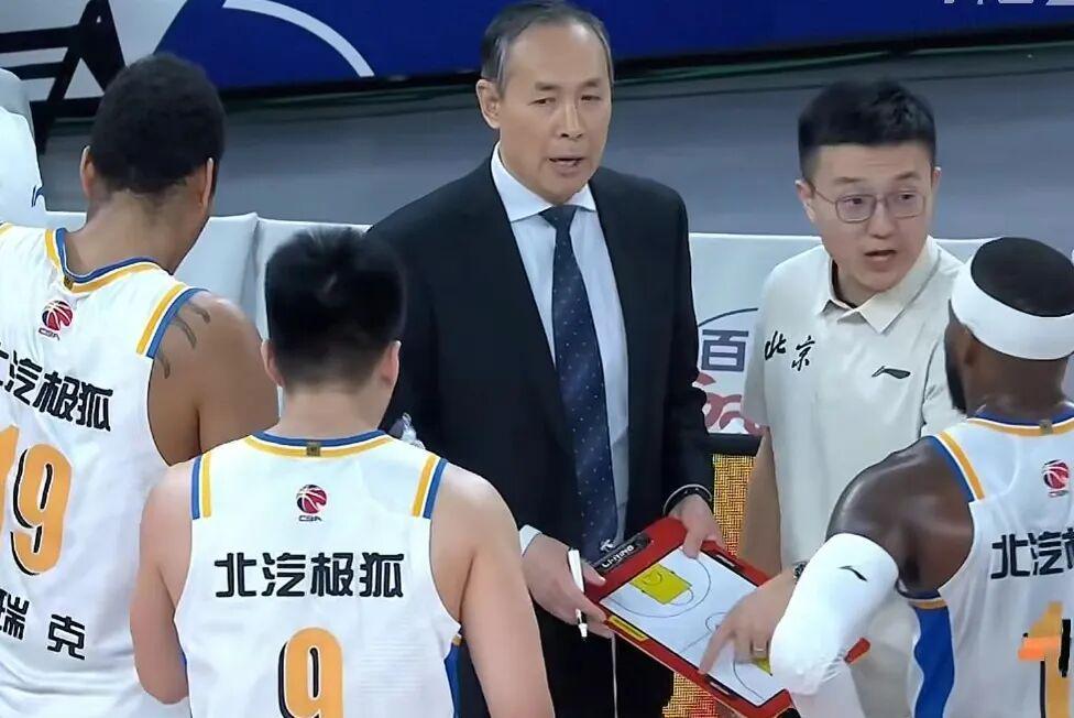 体育直播-北京男篮下半场崩盘，上海男篮19分大胜，翟晓川12+6范子铭辣眼睛