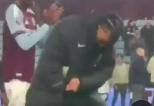 体育直播-首回合维拉球员在蓝桥庆祝，古斯托今天做出同款动作“报仇”