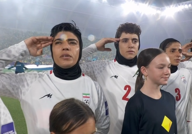 网页版登录入口-声援祖国？伊朗女足亚洲杯高唱国歌+动情敬军礼！首轮曾集体沉默